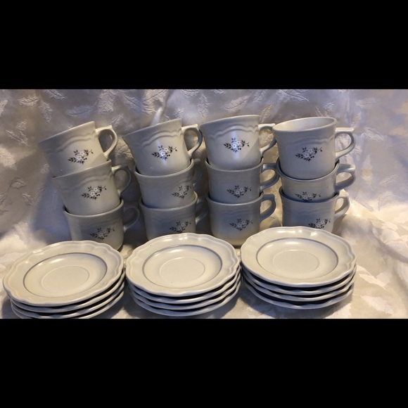 Pfaltzgraff heirloom retired pattern - Picture 1 of 2